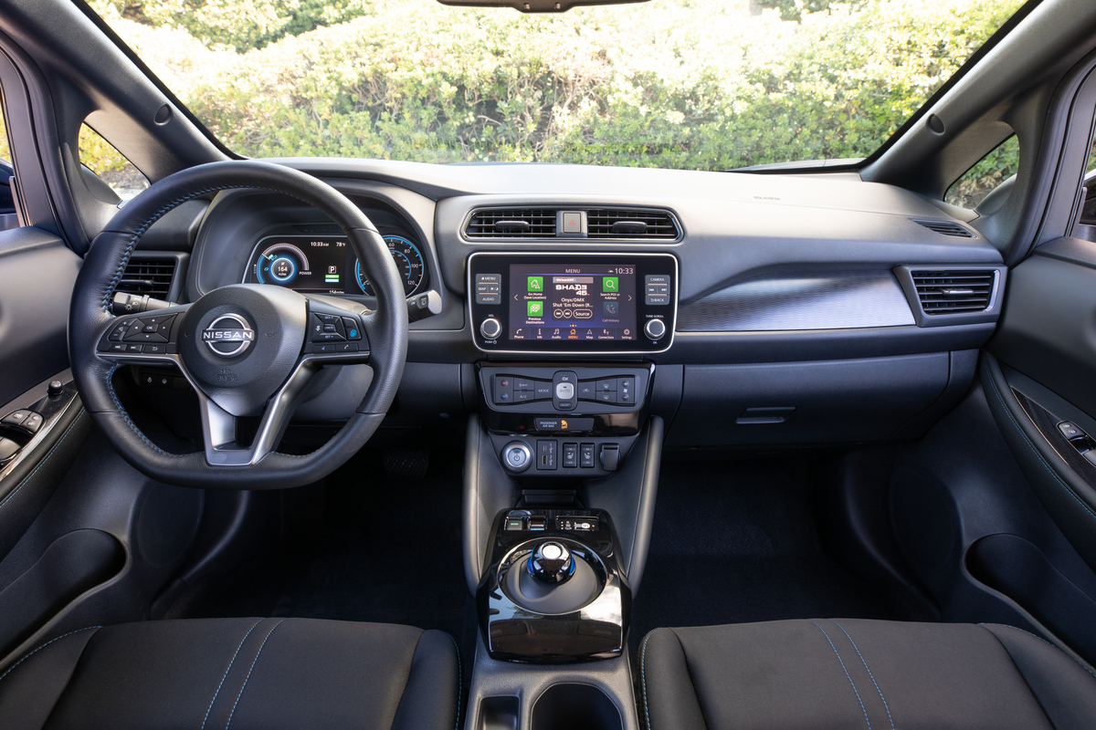 La Nissan Leaf possède un écran couleur de 8 pouces, d'Apple CarPlayMD, d'Android AutoMC, de SiriusXMMD et de quatre ports USB.
