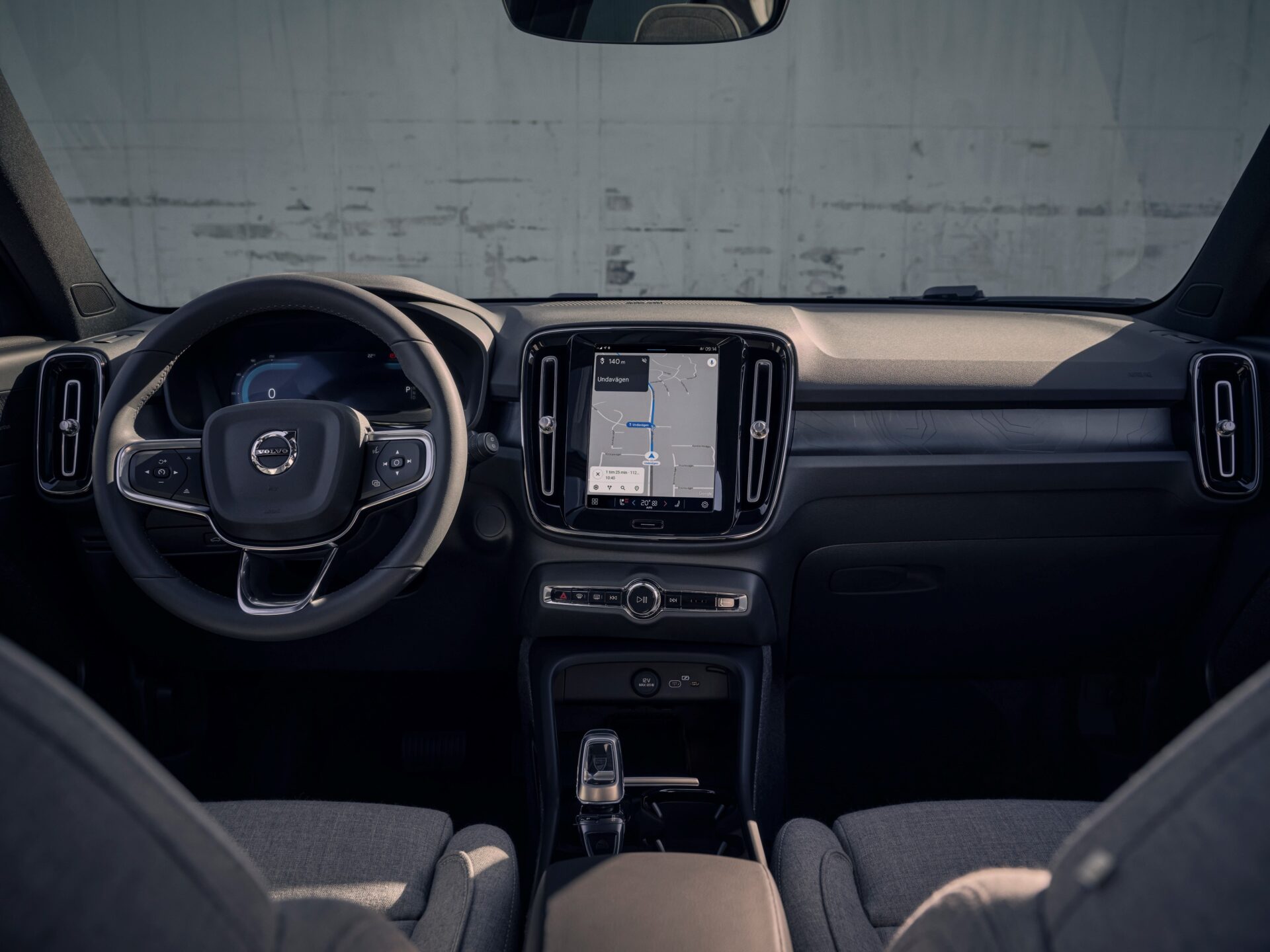 La Volvo XC40 Son design intérieur est à la fois minimaliste et sophistiqué, avec des matériaux durables et des finitions haut de gamme. De plus, elle intègre des technologies avancées telles que le système Google Assistant et un écran tactile de 9 pouces, pour une connectivité fluide.