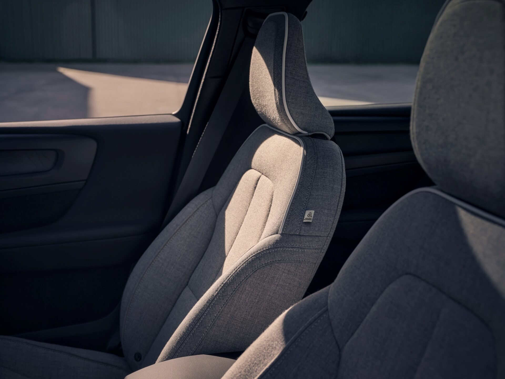 Le design intérieur de la Volvo XC40 Recharge est à la fois minimaliste et sophistiqué, avec des matériaux durables et des finitions haut de gamme