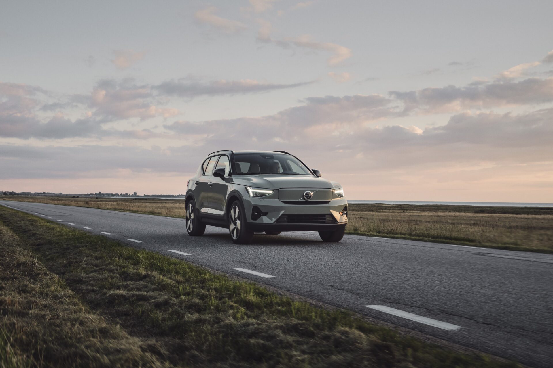 La Volvo XC40 Recharge incarne les valeurs de qualité, sécurité et durabilité du fabricant suédois. Offrant une autonomie jusqu'à 472 kilomètres, elle est idéale pour les conducteurs cherchant un véhicule mélangeant luxe, technologie et respect de l’environnement.