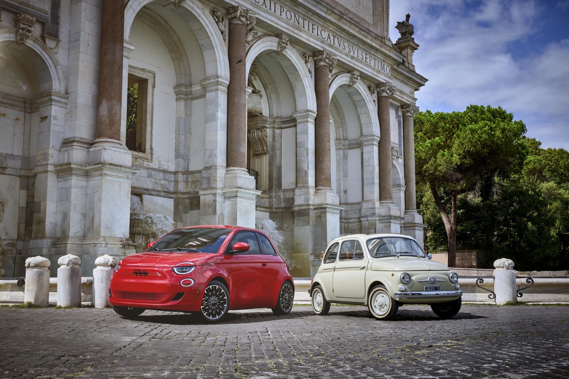 La Fiat 500e et la Fiat 500 iconique des années 60 devant un bâtiment ancien italien