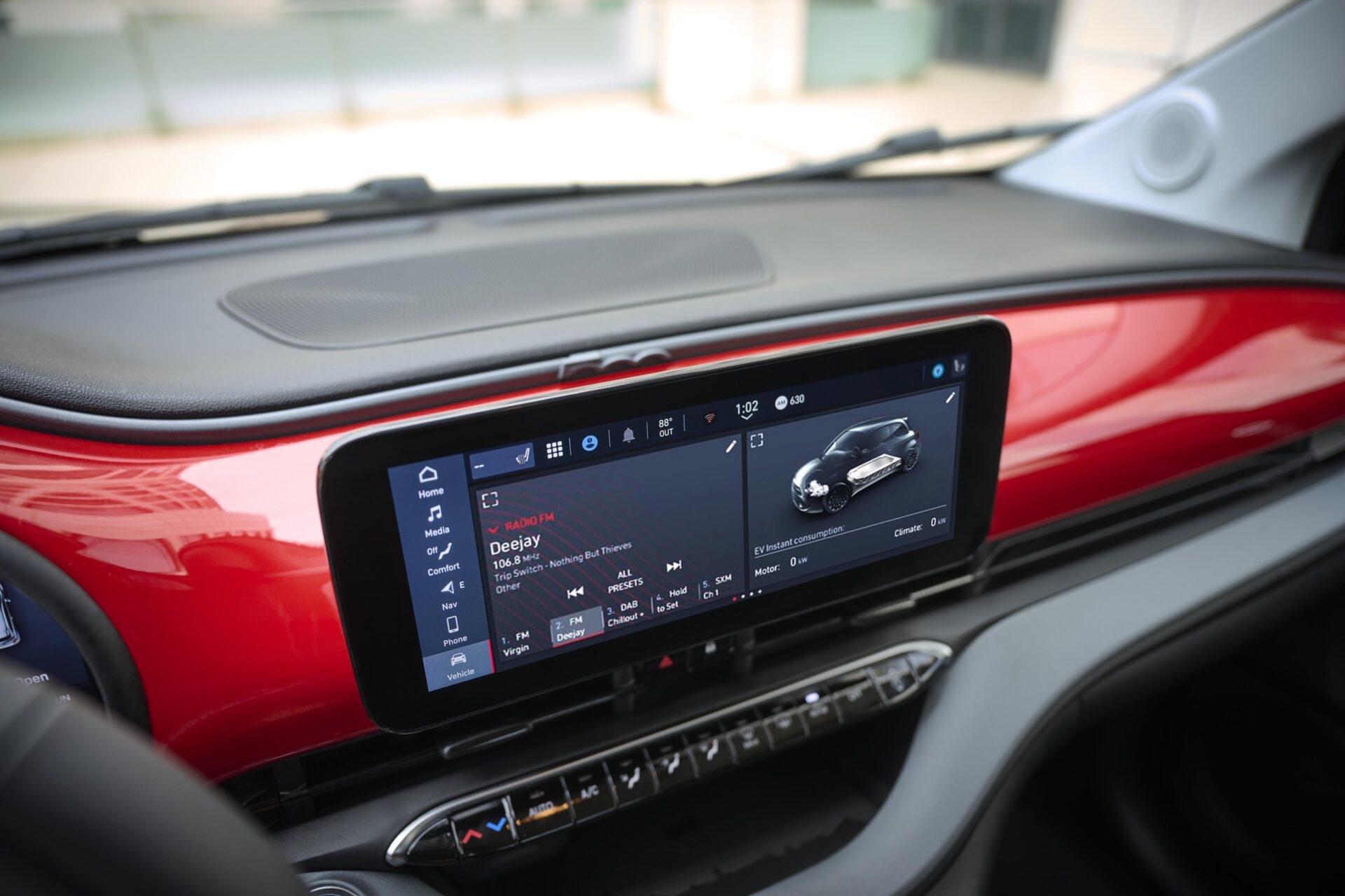 La Fiat 500e dispose de la connectivité Apple CarPlay et Android Auto, d'un écran tactile de 10,25 pouces et d'un système de navigation sophistiqué.