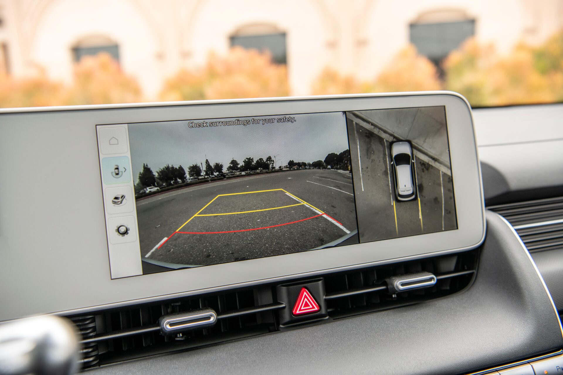 Le Ioniq 5 ne déçoit pas avec ses systèmes de sécurité avancés, son écran tactile de 12,3 pouces intégré au tableau de bord, et sa compatibilité avec Apple CarPlay et Android Auto.