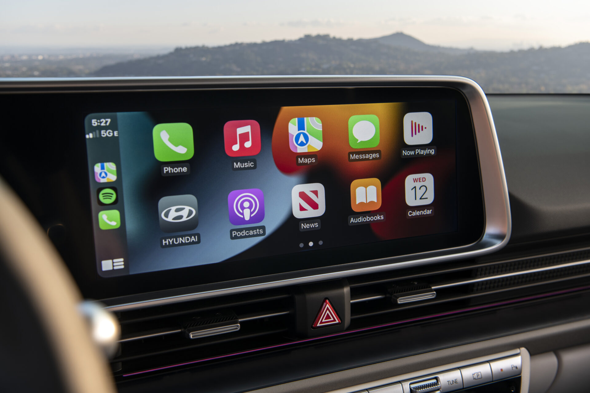 La Ioniq 6 bénéficie des fonctionnalités de connectivité incluent une compatibilité avec Apple CarPlay et Android Auto, ainsi qu'un système audio premium pour une expérience sonore immersive. 