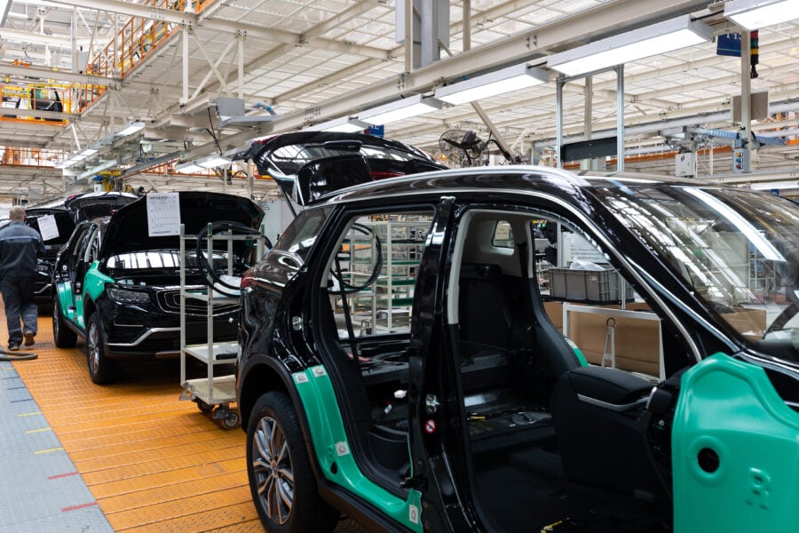 VUS sur la chaîne de montage. Usine de production de voitures. Industrie automobile moderne. Les marques automobiles les plus fiables selon J.D. Power.