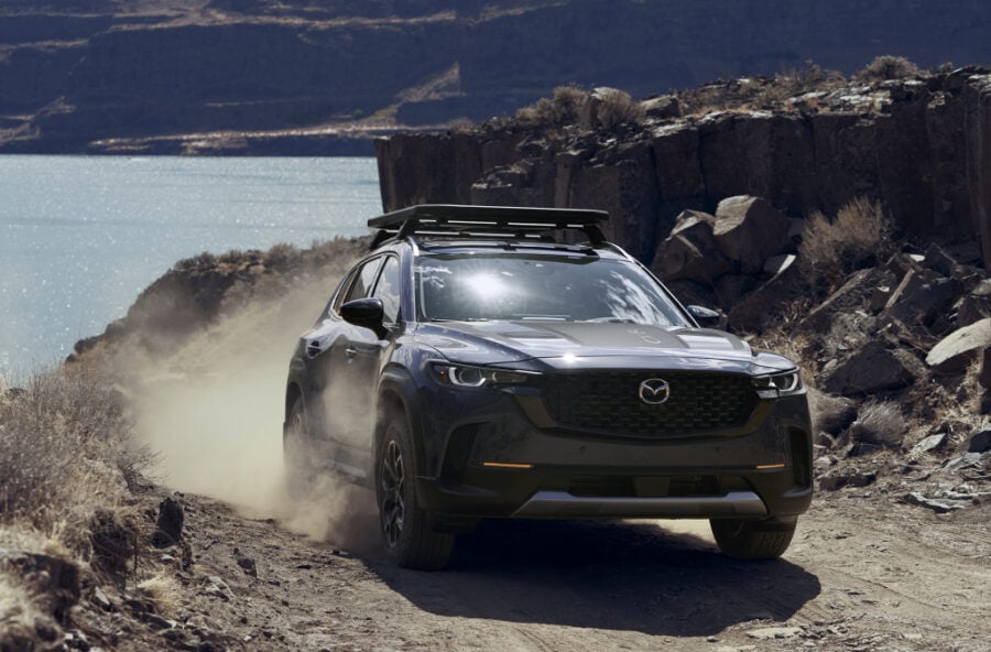 Mazda CX-50 sur une route de terre.