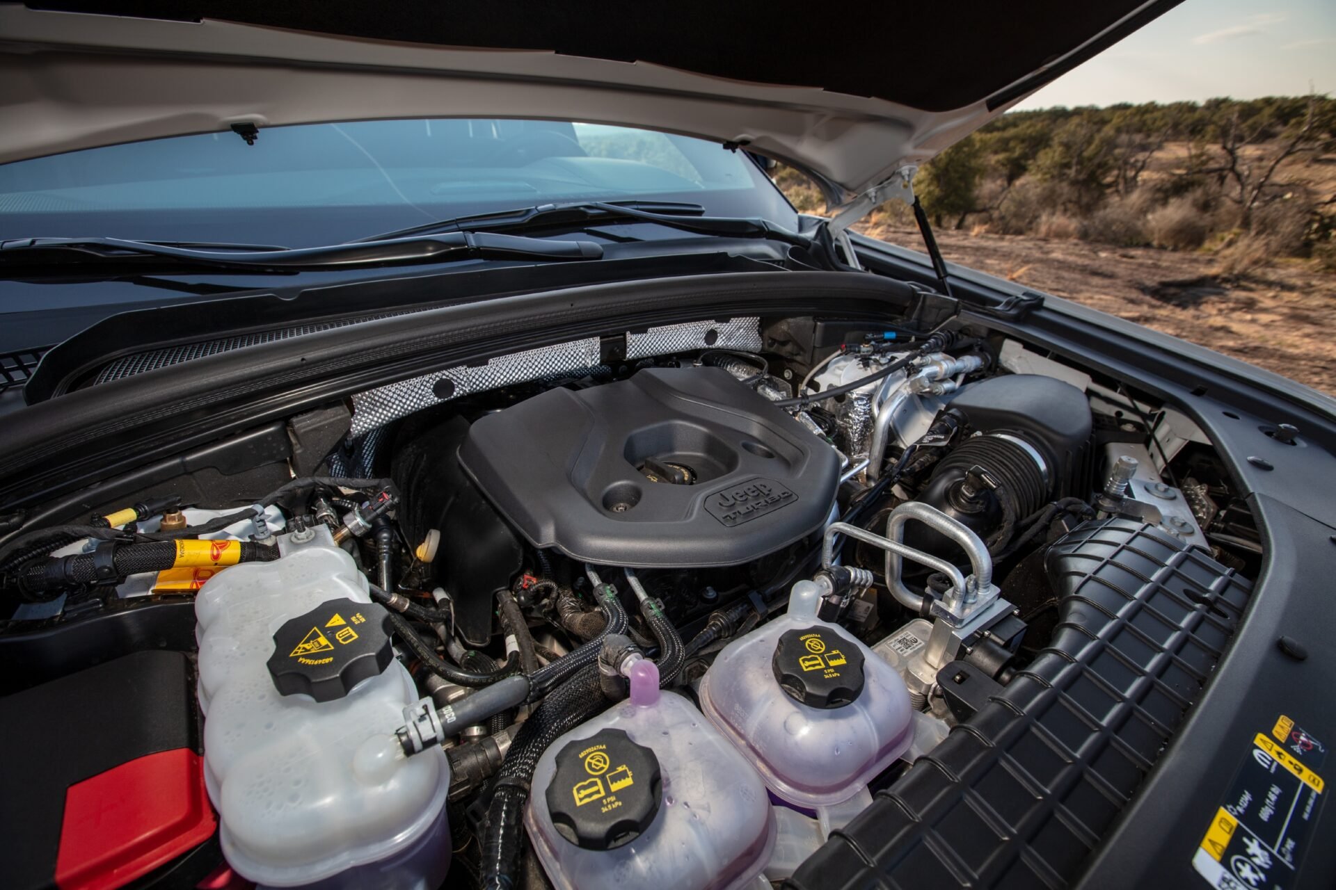 Le Jeep Grand Cherokee 4xe combine deux moteurs électriques et un moteur I-4 turbo de 2,0 litres, offrant 40 km d'autonomie 100 % électrique