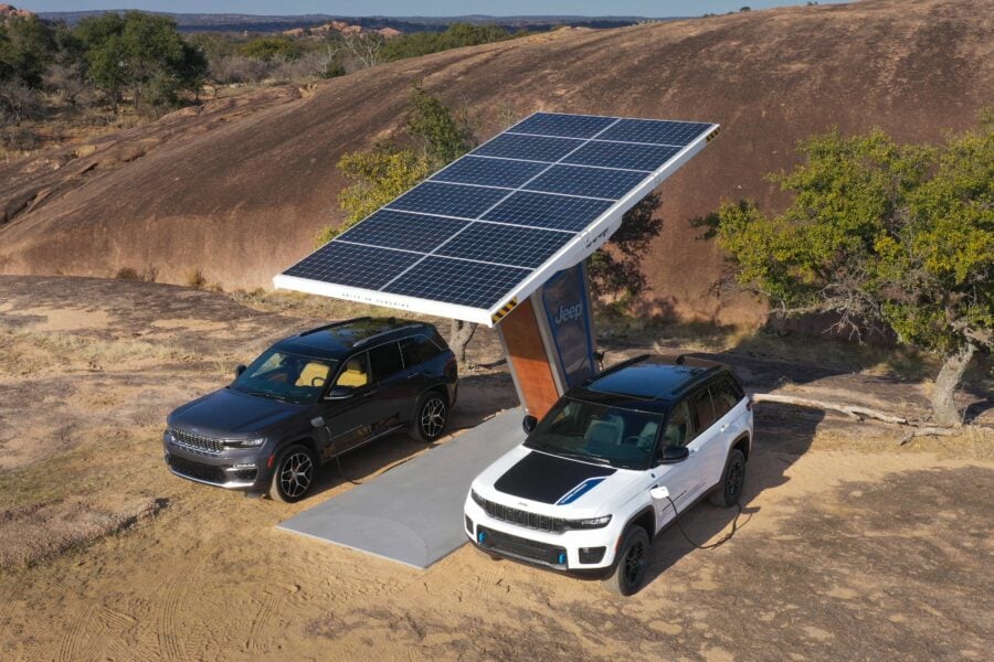 Deux Jeep Grand Cherokee 4xe 2024 branchés sur une borne de recharge solaire