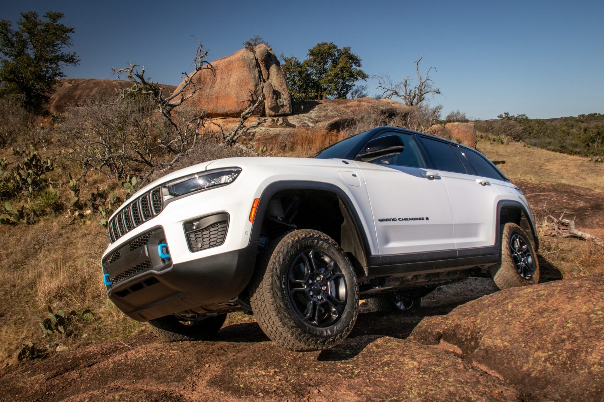 Dans la longue lignée des Jeep, le Jeep Grand Cherokee 4xe 2024 continue d'offrir des capacités tout-terrain inégalées avec une maîtrise remarquable de la conduite sur toutes les routes. 