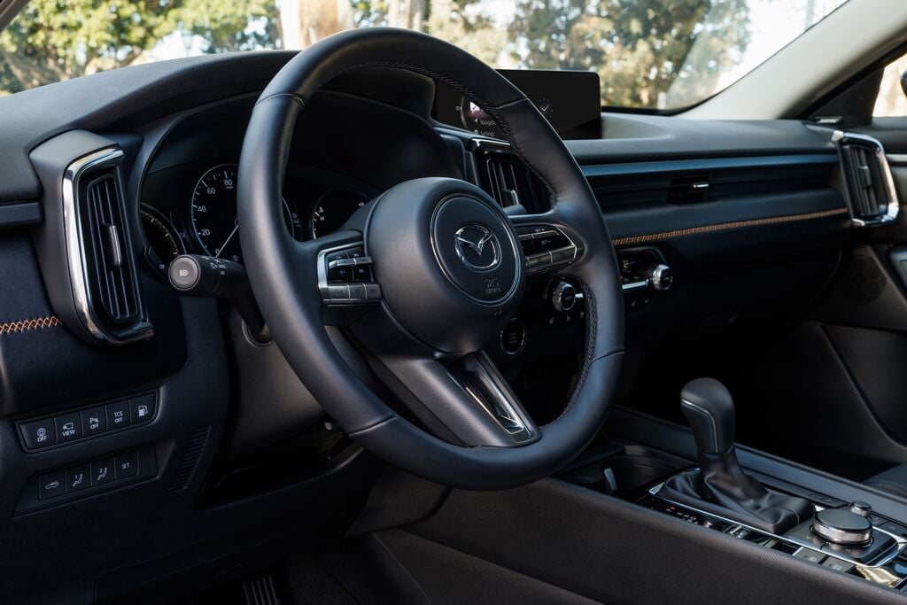 Vue sur le volant du Mazda CX-50 hybride.