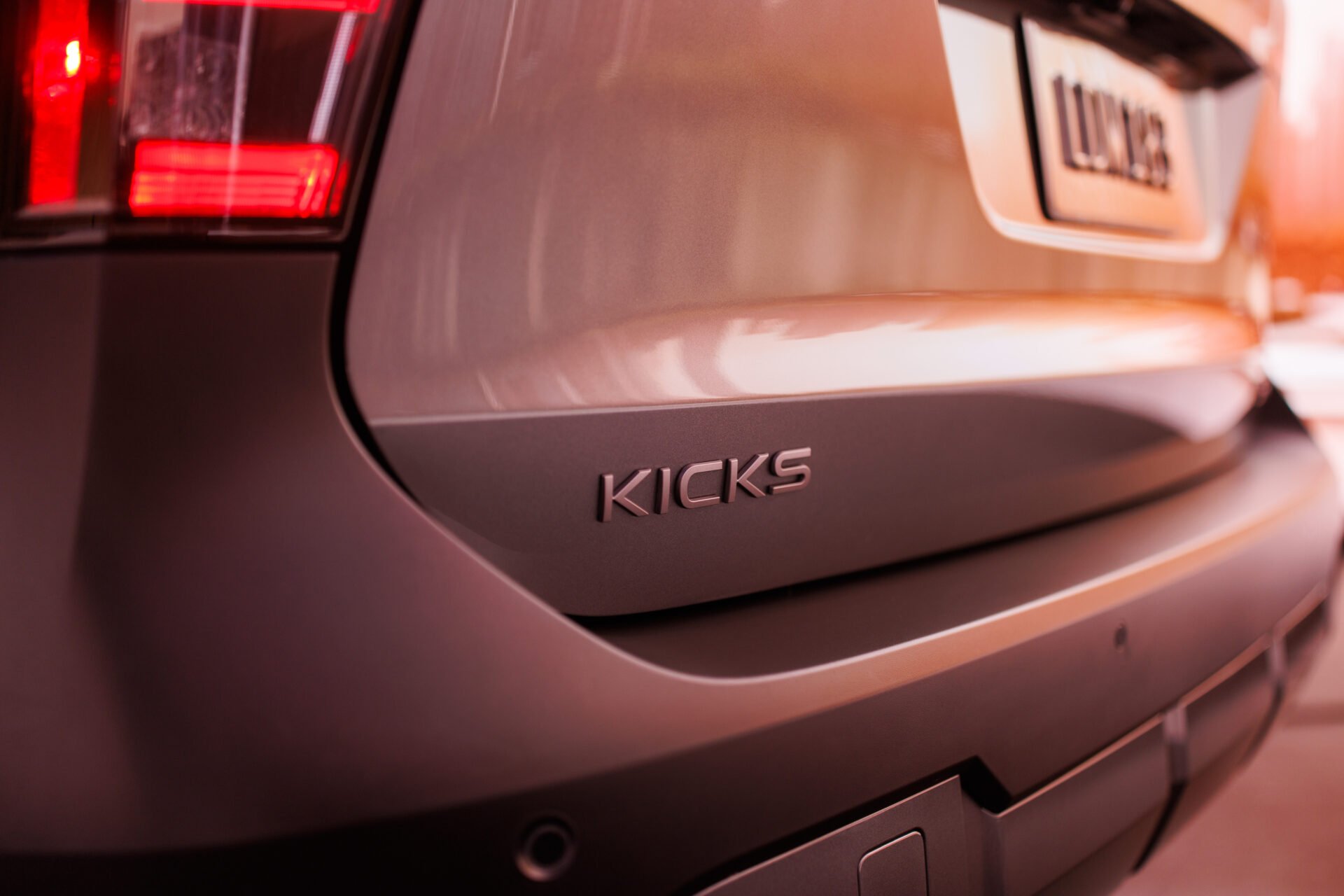 Logo Kicks 2025 à l'arrière du Nissan Kicks 2025