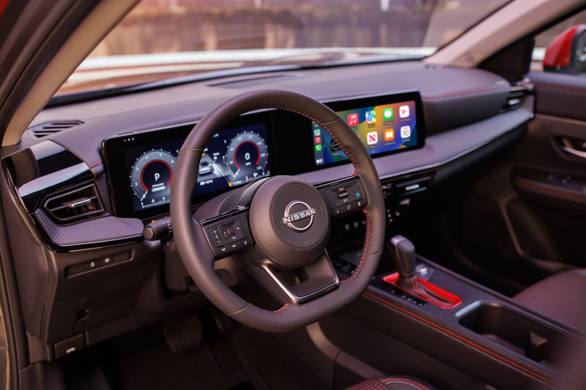 Intérieur du Nissan Kick avec la vue sur le volant et les écrans du tableau de bords