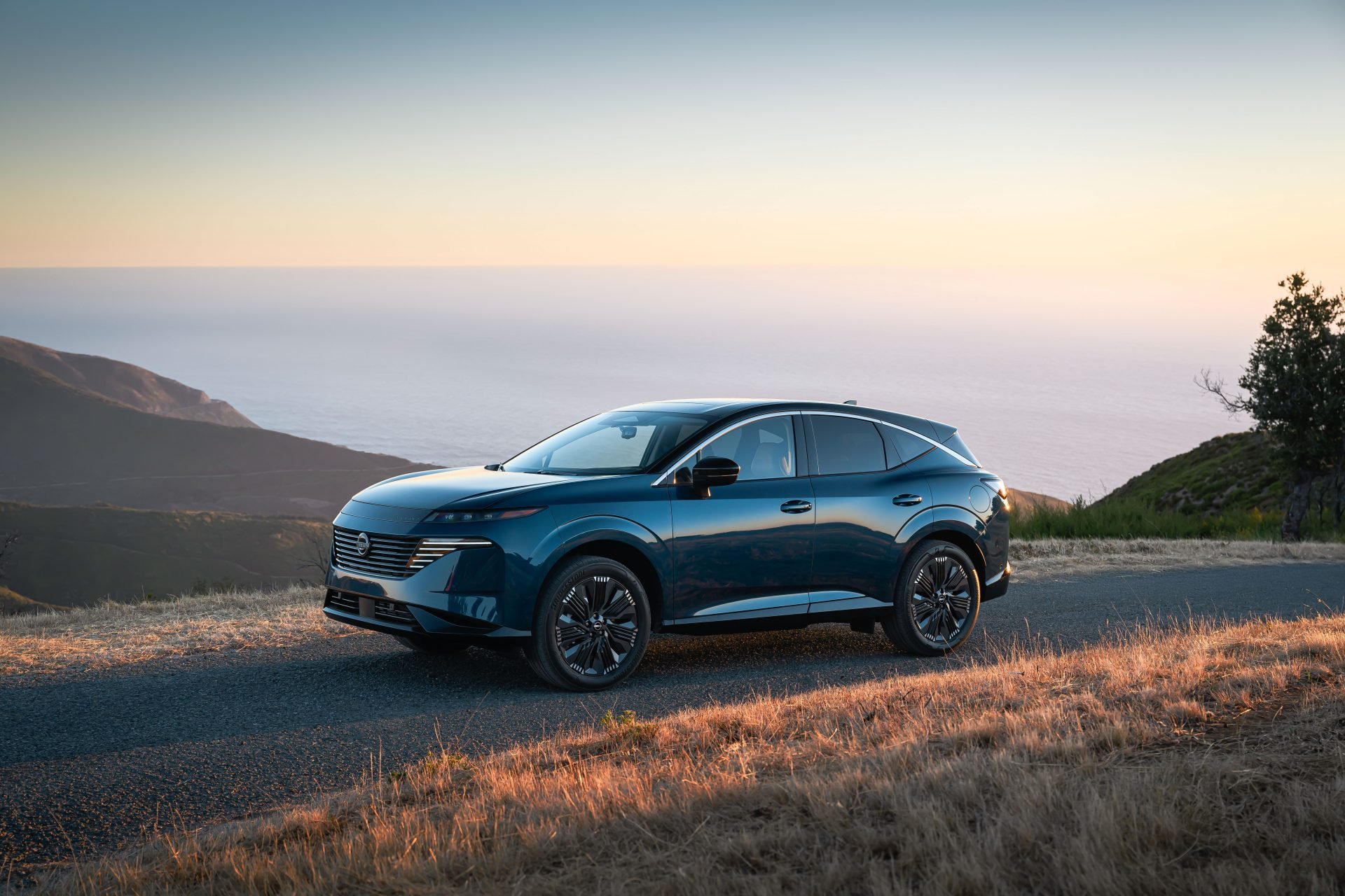 Nissan Murano 2025 sur une route avec un les nuages en arrière plan